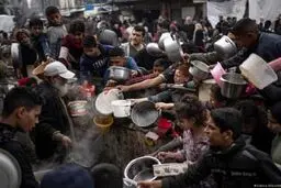 ارسال کمک‌های انسانی به غزه توسط اسرائیل متوقف شد
