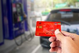 اجرای آزمایشی طرح بنزینی دولت در تهران آغاز شد/ بنزین با کارت بانکی
