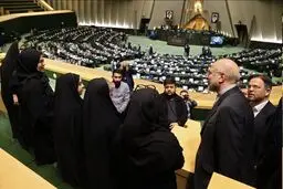 قالیباف به جایگاه خبرنگاران مجلس رفت + عکس