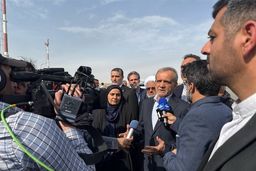 پزشکیان در بازدید از محل انفجار بندر شهید رجایی: کنار مردم بندرعباس هستیم