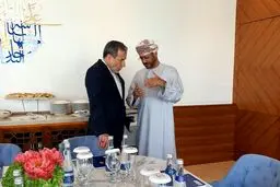 گفتگوی خصوصی عراقچی با همتای عمانی خود پیش از شروع مذاکرات