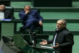 پزشکیان: به عنوان یک ایرانی به شهدای خدمت و خانواده آنان افتخار می‌کنم