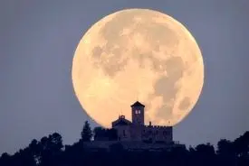 ابرماه یا ماه کامل شکارچی امشب در آسمان ایران