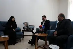 مخبر به نمایندگی از رهبر با خانواده شهید عباسی دیدار کرد