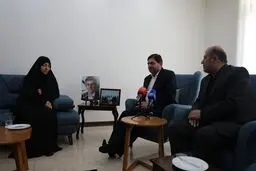 مخبر به نمایندگی از رهبر با خانواده شهید عباسی دیدار کرد