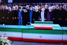 اقامه نماز بر پیکر رهبر انقلاب و خانواده ایشان به امامت آیت‌الله سبحانی