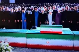 اقامه نماز بر پیکر رهبر انقلاب و خانواده ایشان به امامت آیت‌الله سبحانی