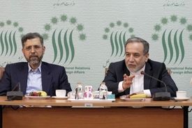 حضور عراقچی در مراسم روز معلم در دانشکده روابط بین‌الملل