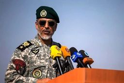 دریادار سیاری: باید تفکر و آموزش جدید داشته باشیم و تلاش کنیم تا نیروی انسانی مورد نیازمان را تأمین کنیم