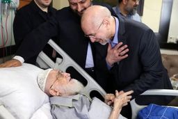 عیادت رئیس مجلس از آیت الله نوری همدانی