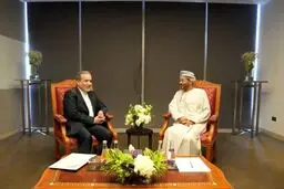 عراقچی پیش از آغاز مذاکرات با وزیر خارجه عمان دیدار کرد