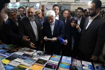 بازدید عارف از نمایشگاه بین‌المللی کتاب/ کتاب رکن اصلی توسعه است