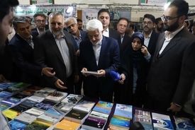 بازدید عارف از نمایشگاه بین‌المللی کتاب/ کتاب رکن اصلی توسعه است
