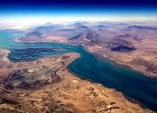 یک کشتی فرانسوی در تنگه هرمز مورد حمله قرار گرفت