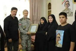 حضور سرلشکر حاتمی در منزل شهید سرهنگ محمد علیزاده