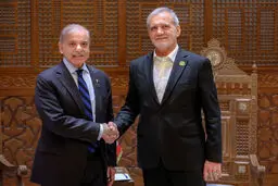 رایزنی تلفنی پزشکیان با نخست‌وزیر پاکستان