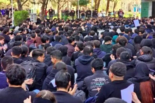 واکنش روزنامه اعتماد به تهدید وزیر علوم به استیضاح به دلیل اعتراضات دانشجویان؛ به وزیر می‌گویند یا با استادان و دانشجویان برخورد امنیتی داشته باش یا استیضاح شو!