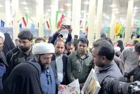 هدایای رهبر انقلاب تقدیم خانواده‌ شهدای مدرسه میناب شد
