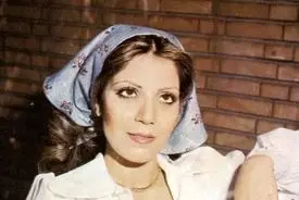 بیوگرافی اکی بنایی، خواننده‌ای که دکترای موسیقی داشت