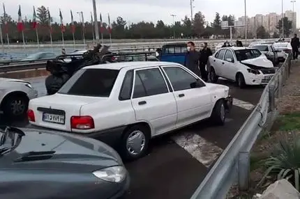 تصادف زنجیره‌ای پنج خودرو در بزرگراه قم - تهران؛ 11 نفر مصدوم شدند