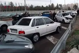 تصادف زنجیره‌ای پنج خودرو در بزرگراه قم - تهران؛ 11 نفر مصدوم شدند