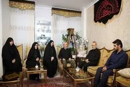 دیدار مشاور رهبری با خانواده شهیدان باقری و سلامی