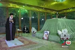 حضور حضرت آیت‌الله خامنه‌ای در مرقد بنیانگذار جمهوری اسلامی ایران