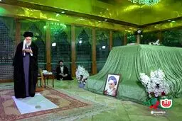 حضور حضرت آیت‌الله خامنه‌ای در مرقد بنیانگذار جمهوری اسلامی ایران