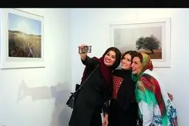 حضور شیوا طاهری بر مزار ماه‌چهره خلیلی در لندن