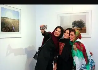 حضور شیوا طاهری بر مزار ماه‌چهره خلیلی در لندن