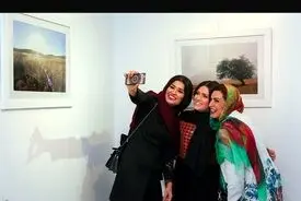 حضور شیوا طاهری بر مزار ماه‌چهره خلیلی در لندن