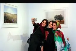 حضور شیوا طاهری بر مزار ماه‌چهره خلیلی در لندن
