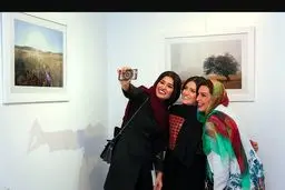 حضور شیوا طاهری بر مزار ماه‌چهره خلیلی در لندن